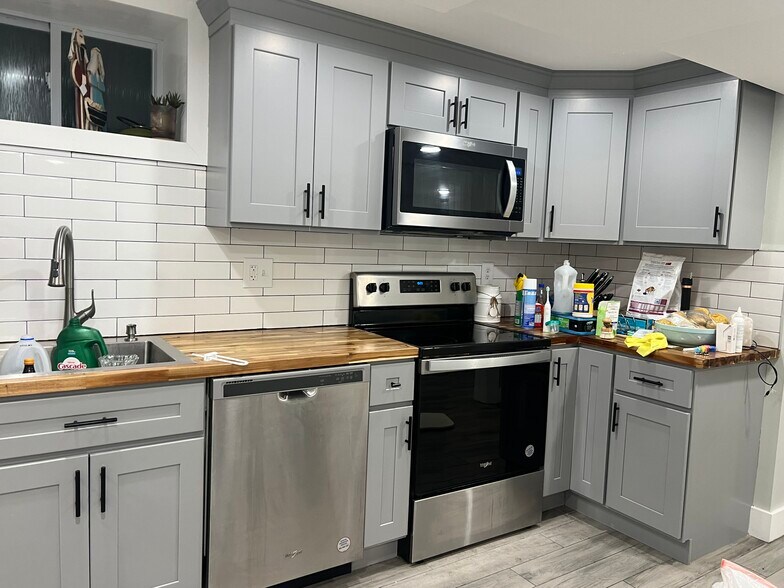 Building Photo - 372 Walnut St