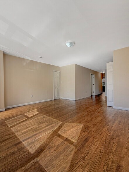 Building Photo - 495 Maple St