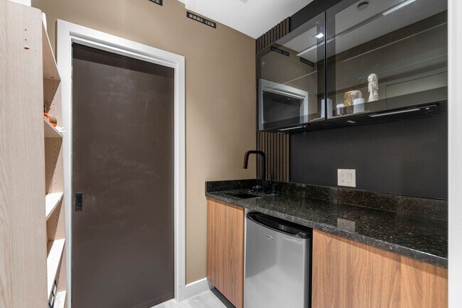 Building Photo - 5 Bed 4.5 Bath - Bethesda Contemporary Home