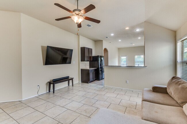 Building Photo - 3-BEDROOM, SINGLE STORY HOME IN CANDLEWOOD...