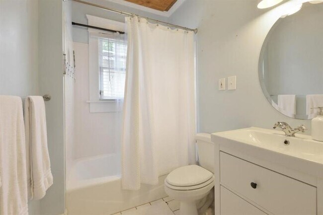Building Photo - 564 Winton Terrace NE
