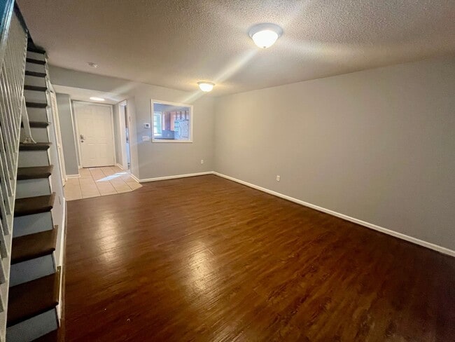 Building Photo - 2 Bedroom 1.5 Bath Townhouse