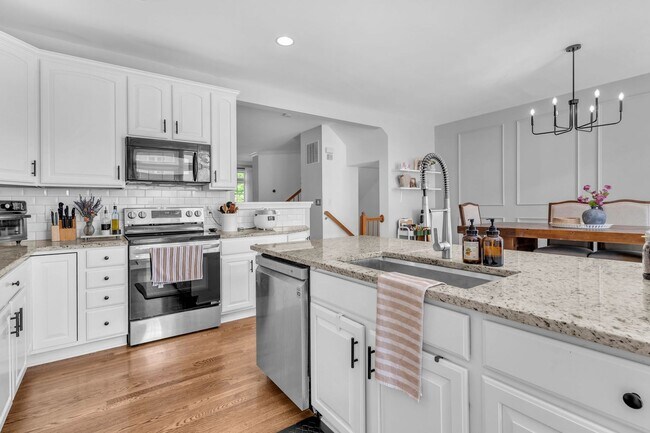 Building Photo - Beautiful 3-level 3 BR 2.5BA Townhome in P...