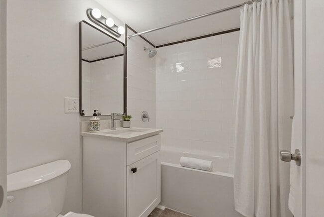 Building Photo - 18 Ronan St