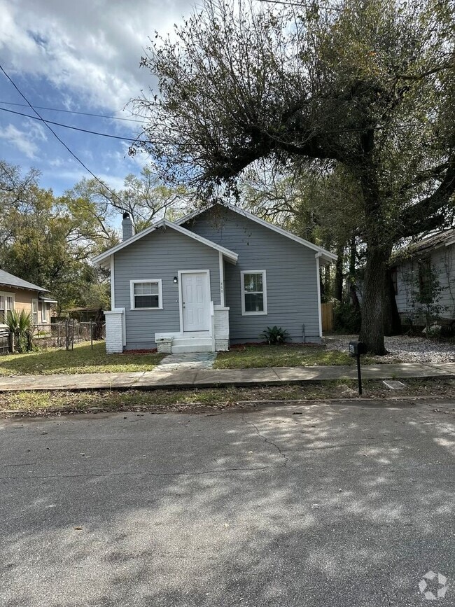 Building Photo - Discover Your Perfect 3 Bedroom 2 Bath Ren...