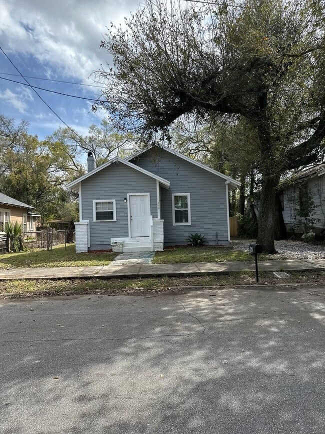 Building Photo - Discover Your Perfect 3 Bedroom 2 Bath Ren...