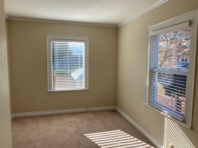 Building Photo - Ballard Loyal Heights Home