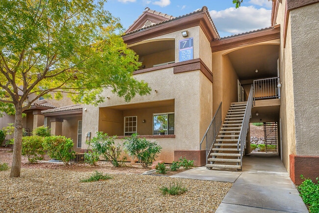 Primary Photo - 231 W Horizon Ridge Pkwy