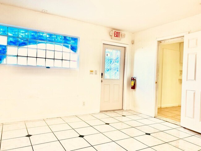 Building Photo - 500 W Oakland Park Blvd