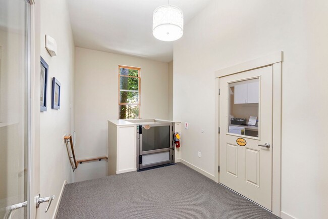 Building Photo - Charming Studio Condo For Rent Downtown Po...