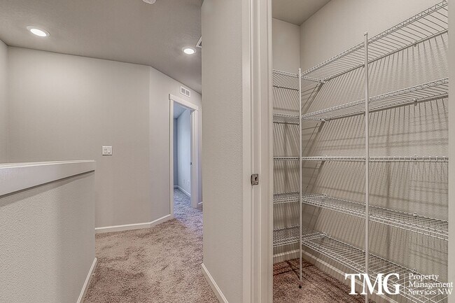 Building Photo - 3 Bedroom, 2.5 Bath Townhome In Ridgefield!
