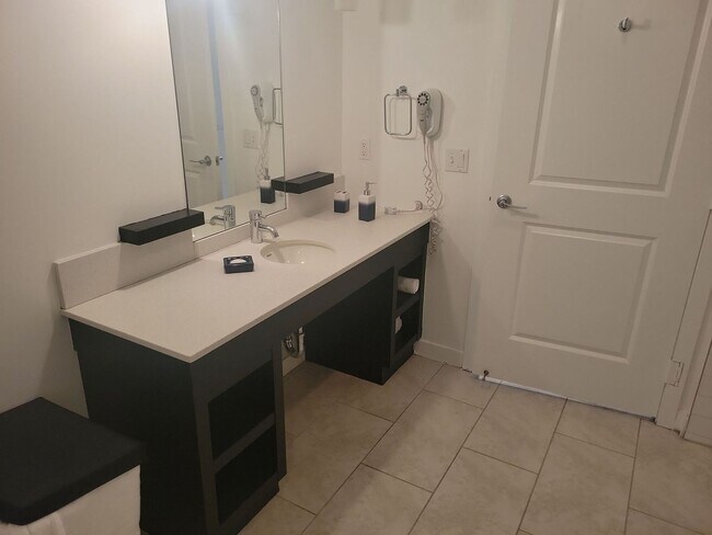 Building Photo - Stunning studio in Lake Las Vegas