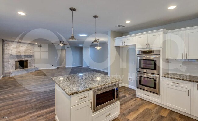 Building Photo - 2502 E Sahuaro Dr