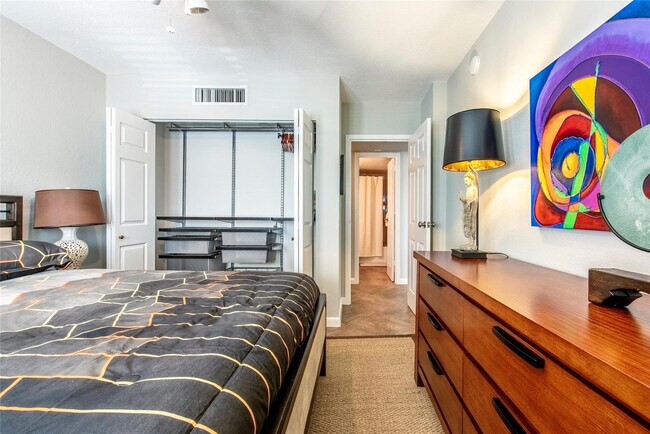 Building Photo - 1831 NE 38th St