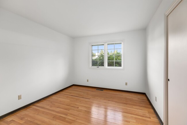 Building Photo - Normandy Park House: Picturesque Views, Sp...