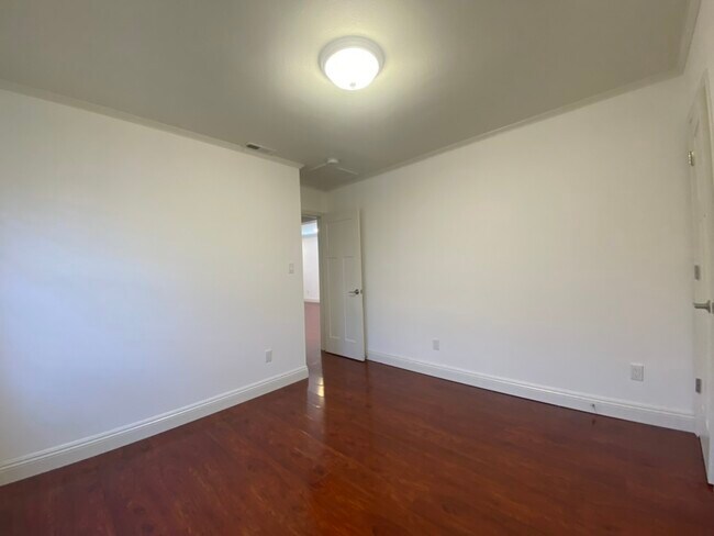 Building Photo - 1026 Iris St