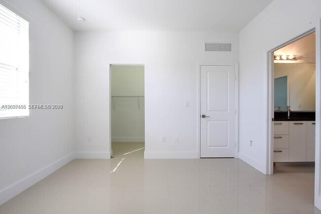 Building Photo - 15505 SW 12th Terrace
