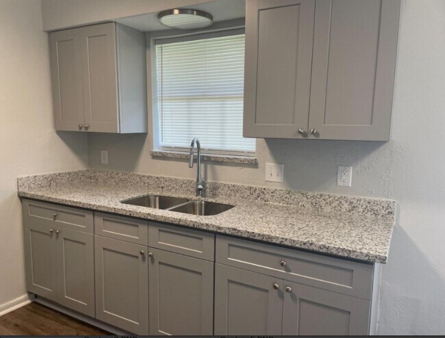 Building Photo - 1526 East Ave