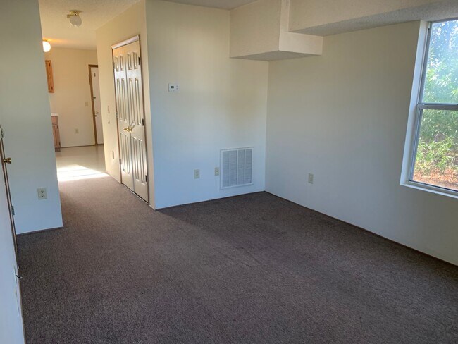 Building Photo - Alluring Homestead