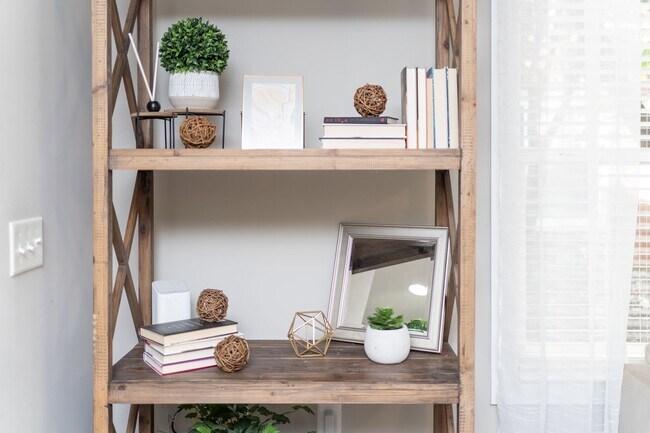 Building Photo - 3 Bedroom Flat, End unit Apartment - Available at Woodlands with $500 deposit. Ask your leasing a...