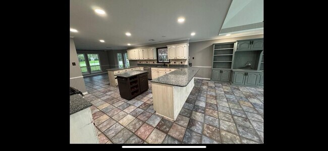 Building Photo - 203 Abigail Dr