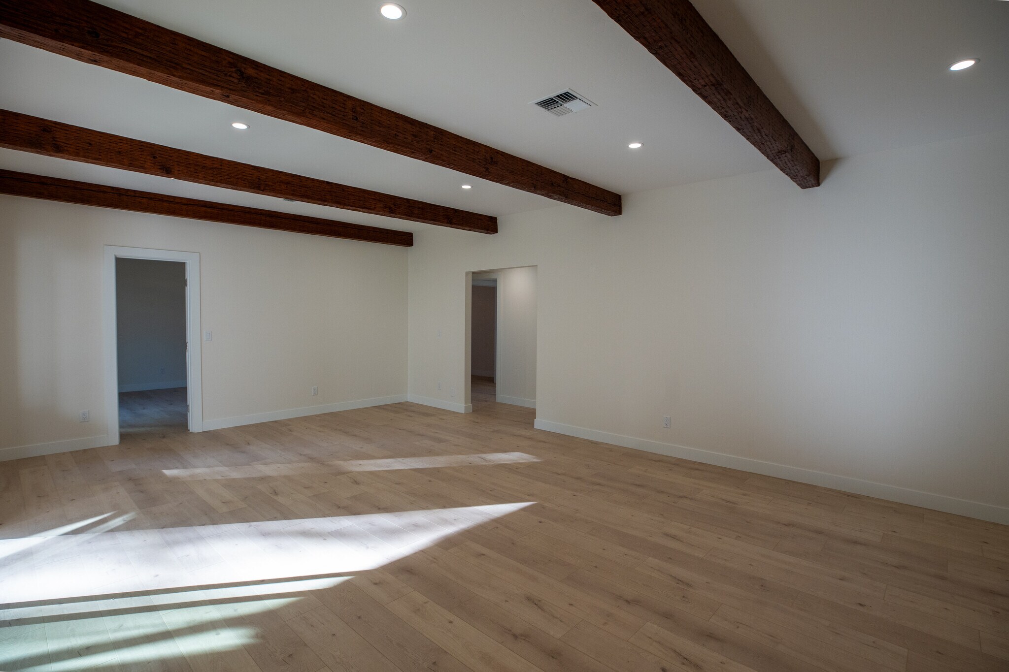 Building Photo - 384 Crazy Horse Canyon Rd