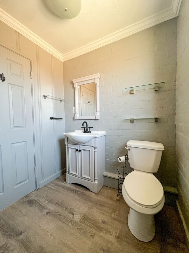 Building Photo - One of The Best One Bedroom Apartment in Town
