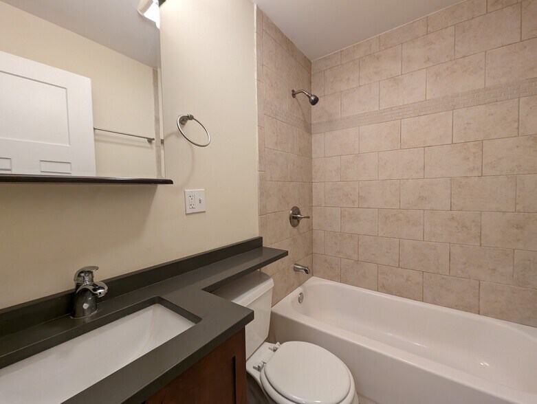 Building Photo - 557 W Arlington Pl