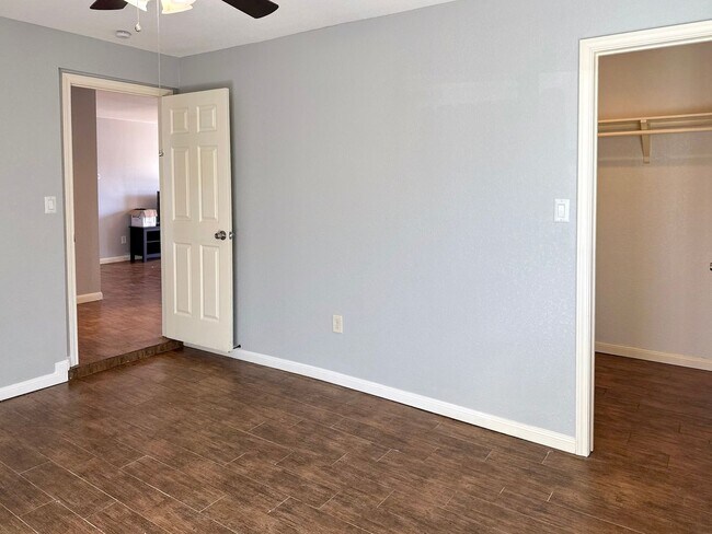 Building Photo - Lake Front 4 Bedroom / 2 Bath