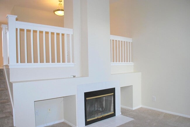 Building Photo - REDUCED ! Bright & Modern Townhouse in Beautiful Danville! Close to Blackhawk Plaza!