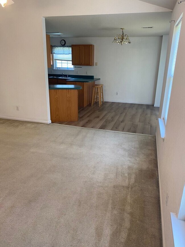 Building Photo - 3 bedroom/2 bathroom single family home!  ...