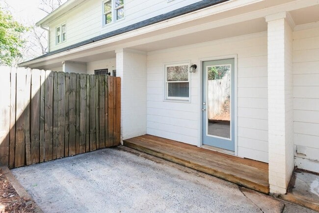 Building Photo - 342 Mathews Ave NE