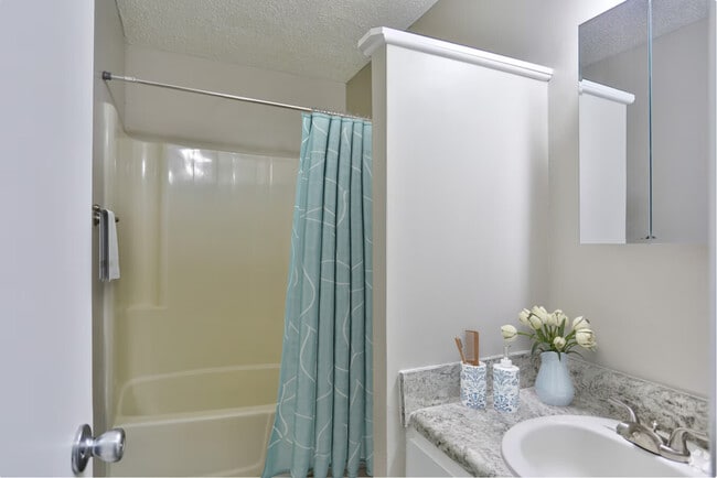 Building Photo - The Oaks at Monroe