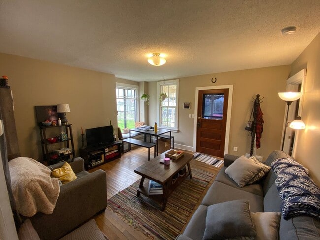 Building Photo - 3 Bedroom 1 Bath House - Close to Downtown Iowa City