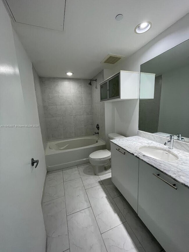 Building Photo - 951 Brickell Ave