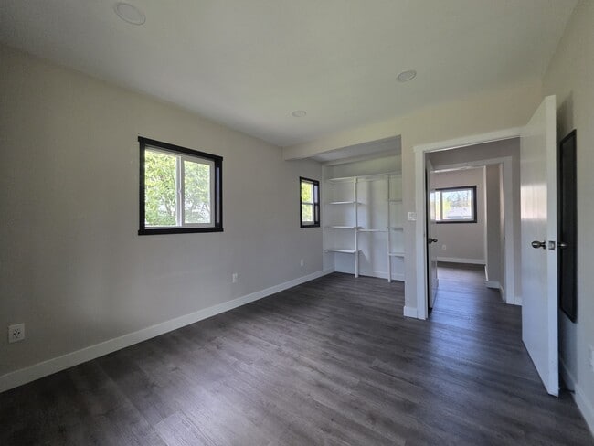 Building Photo - 1060-KE1060 15th St NE