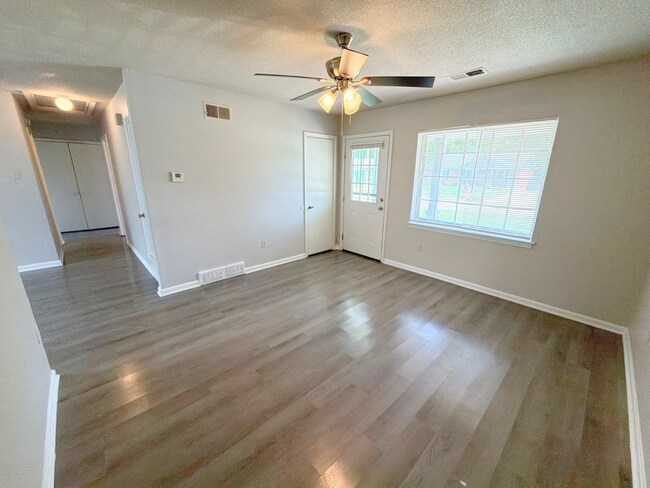 Building Photo - Newly Renovated Home In Whitehaven - Open To Section 8