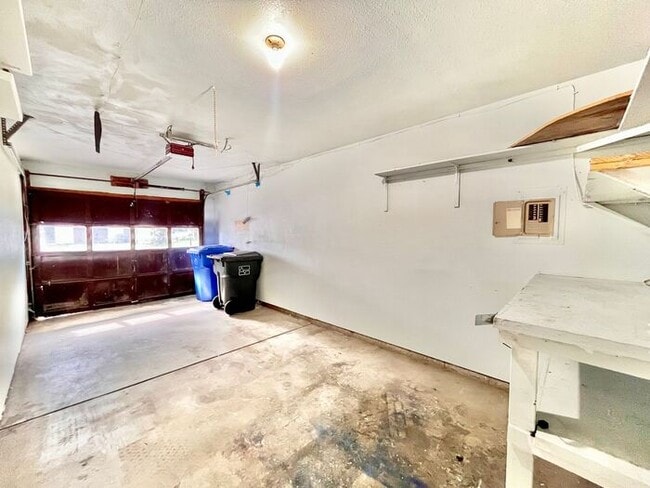 Building Photo - 2 Bedroom, 1 Bath Duplex, 1 Car Garage