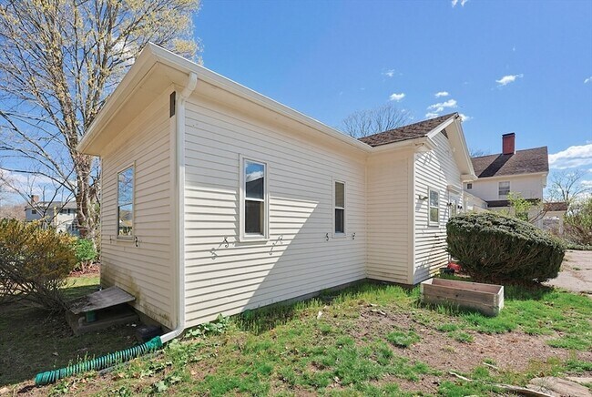 Building Photo - 9-13 W Main Street Unit 1