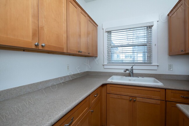 Building Photo - *MOVE-IN SPECIAL*  1 BR with AC in Bankers Hill with Onsite Laundry