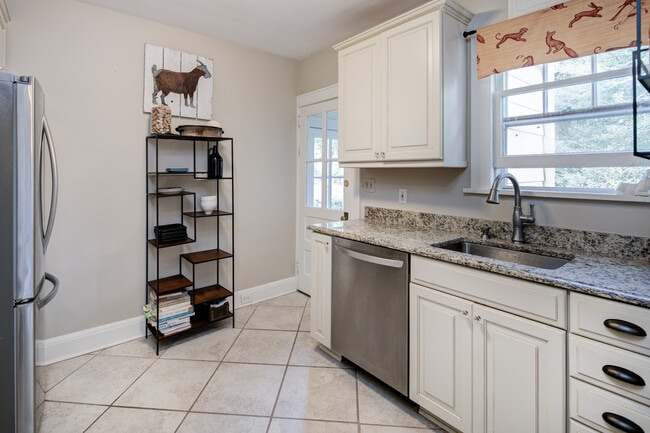 Building Photo - 10 Valley View Ave