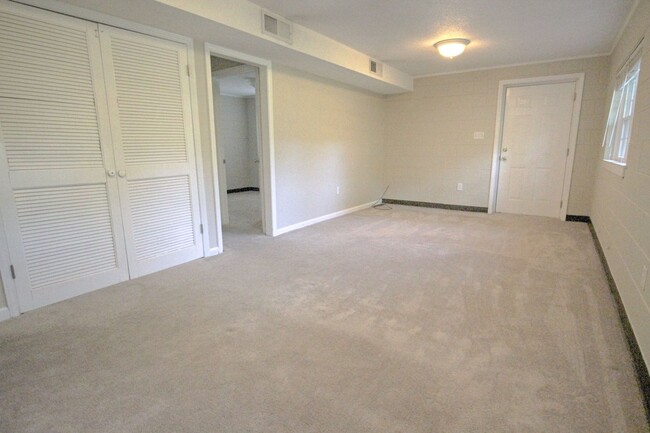 Building Photo - Super Southwest Durham home with fenced in...