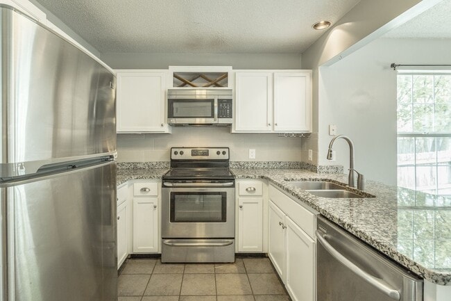 Building Photo - 3 bedroom, 2 bathroom home in the Southside!