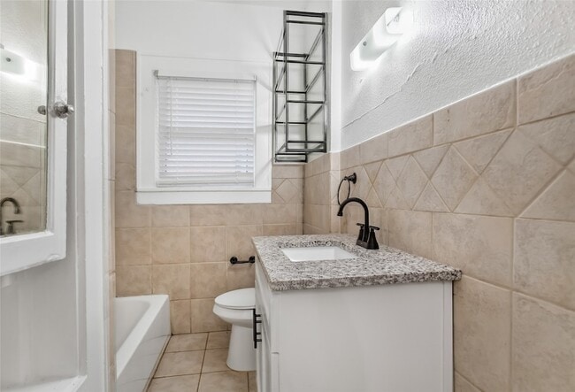 Building Photo - 5708 Live Oak St