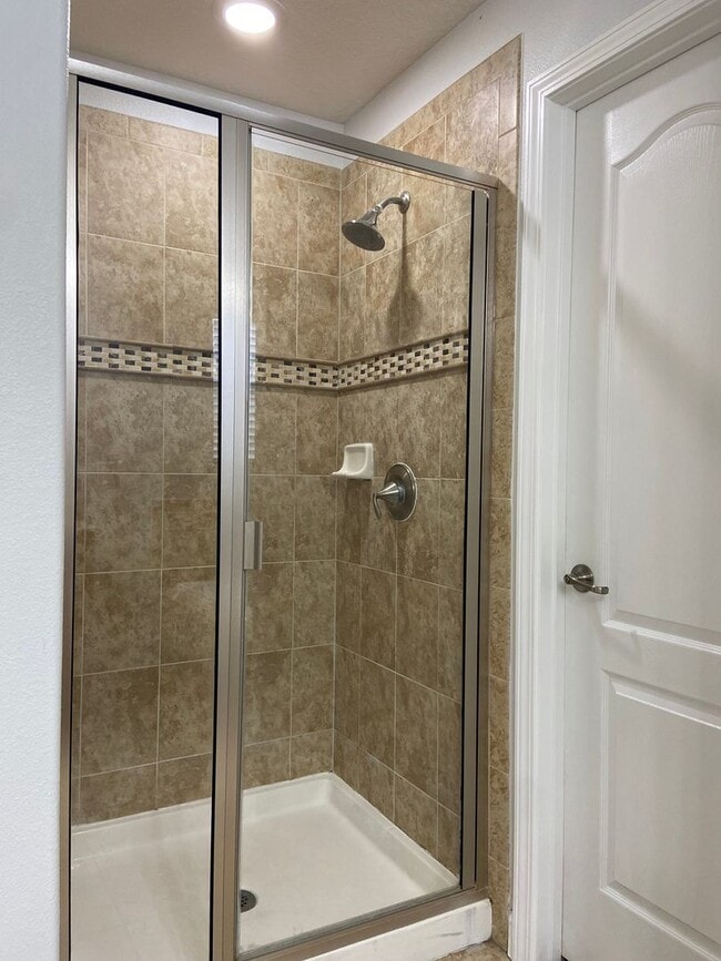 Building Photo - Spacious Waterfront 4BD/2.5BA Single Family Home in Orlando FL!