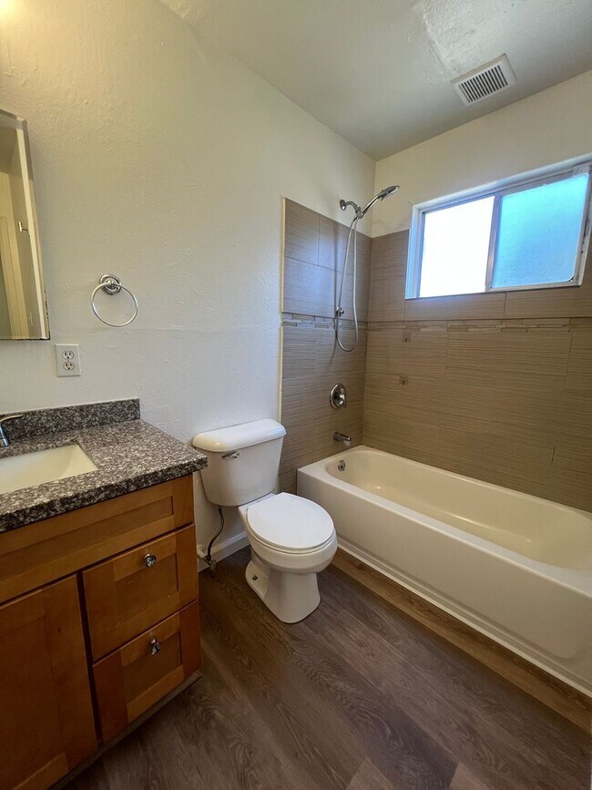 Building Photo - UPDATED 2 BEDROOM APARTMENT!!