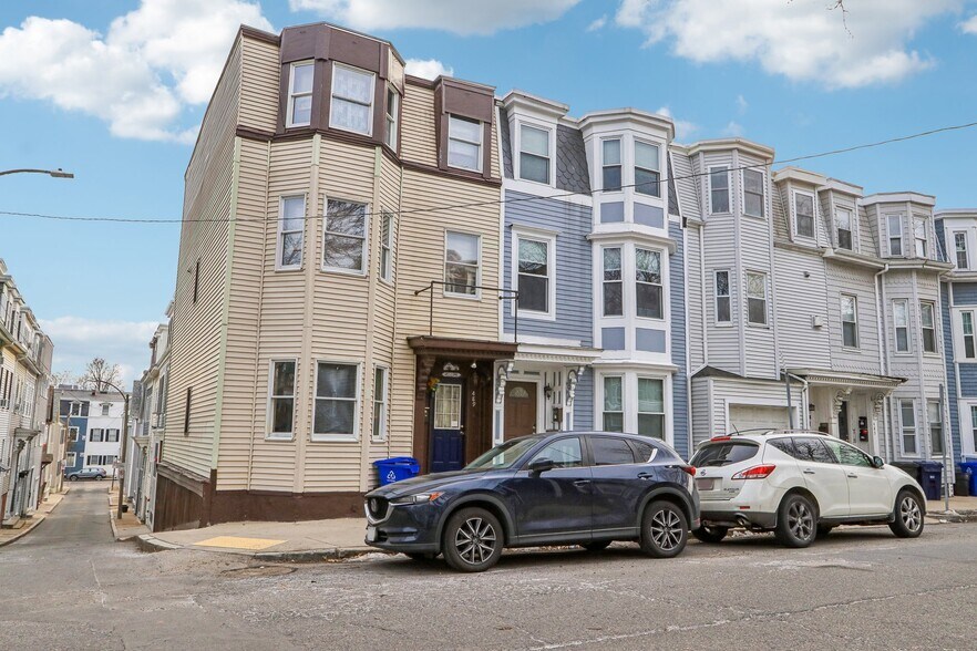 Building Photo - 487 E 7th St