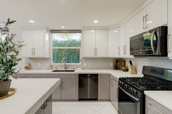 Building Photo - 4418 Kingswell Ave