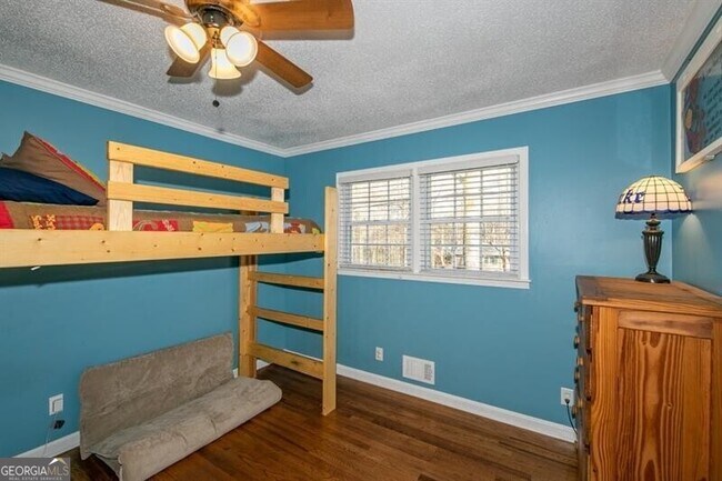 Building Photo - 2805 Pine Hill Dr