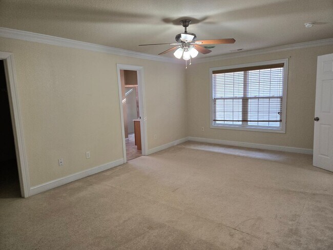 Building Photo - Lovely 3 Bedroom house near Town Center